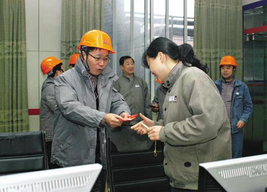 彭傳勇 寧忠培 袁忠新年慰問堅守一線員工