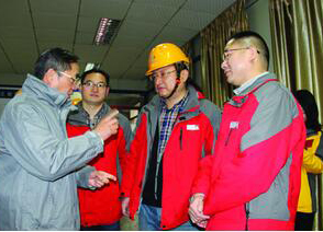 瀘天化公司領(lǐng)導(dǎo)大年三十慰問生產(chǎn)一線員工