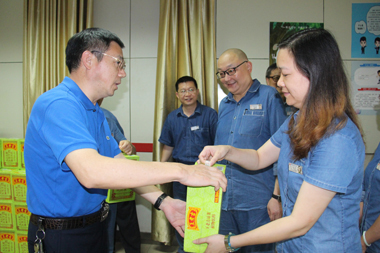 集團公司領(lǐng)導(dǎo)胡謀一行為股份公司一線員工送清涼并開展調(diào)研