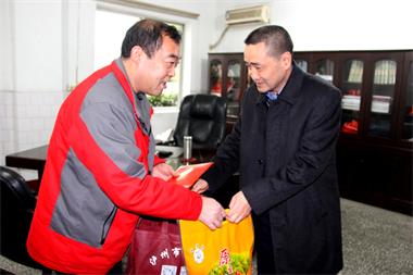 瀘州市委常委、政法委書記、常務(wù)副市長封安來公司慰問全國英模李長江