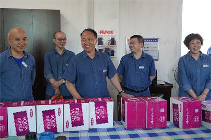 瀘天化股份公司領(lǐng)導(dǎo)高溫時節(jié)為一線崗位員工送清涼