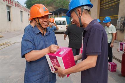 瀘天化股份公司領(lǐng)導(dǎo)高溫時節(jié)慰問九禾納溪基地大修一線員工