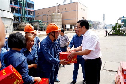 集團公司黨委書記譚光軍為股份公司一線干部員工送清涼