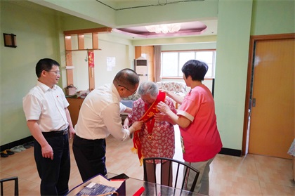 瀘天化股份公司江顯茀、吳永緒兩位老黨員榮獲“光榮在黨50年”紀(jì)念章