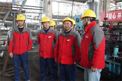 瀘天化股份公司黨委書記、董事長(zhǎng)廖廷君深入大修現(xiàn)場(chǎng)為參戰(zhàn)將士加油鼓勁