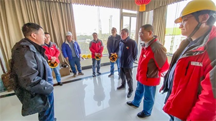 集團(tuán)公司總經(jīng)理寧忠培了解新系統(tǒng)裝置大修后開車情況