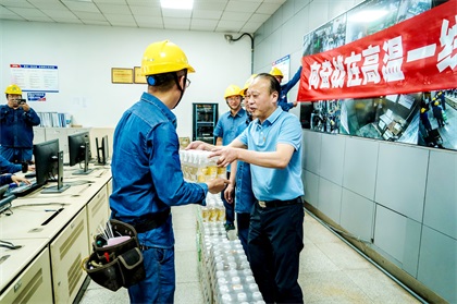 集團公司黨委書記潘建華為瀘天化股份公司一線干部員工送清涼