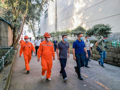 納溪區(qū)委副書記、區(qū)長(zhǎng)袁維榮到瀘天化精正技術(shù)檢測(cè)公司檢查核與輻射安全工作