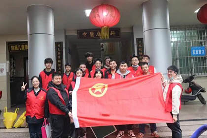 瀘天化股份公司團(tuán)委組織志愿者到納溪區(qū)人民醫(yī)院開展志愿者主題活動(dòng)