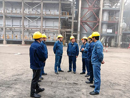 瀘天化股份公司黨委書記、董事長(zhǎng)廖廷君深入綠源醇業(yè)檢修現(xiàn)場(chǎng)關(guān)心一線員工